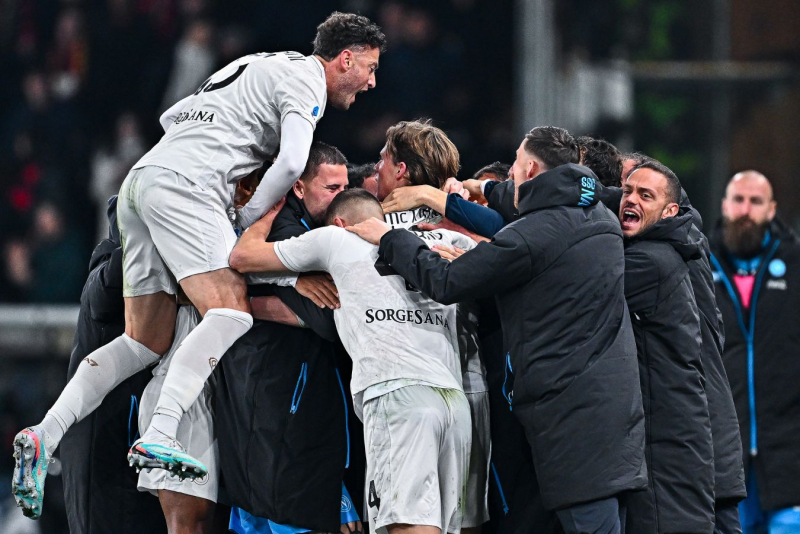 &laquo;Наполи&raquo; в меньшинстве вырвал победу у &laquo;Дженоа&raquo; благодаря дублю Хойлунда на 90+5-й минуте