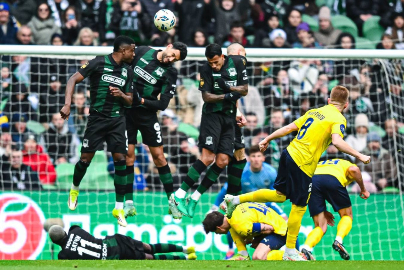 &laquo;Краснодар&raquo; победил &laquo;Ростов&raquo; в 19-м туре РПЛ, хозяева выиграли 2:1 при двух удалениях у гостей